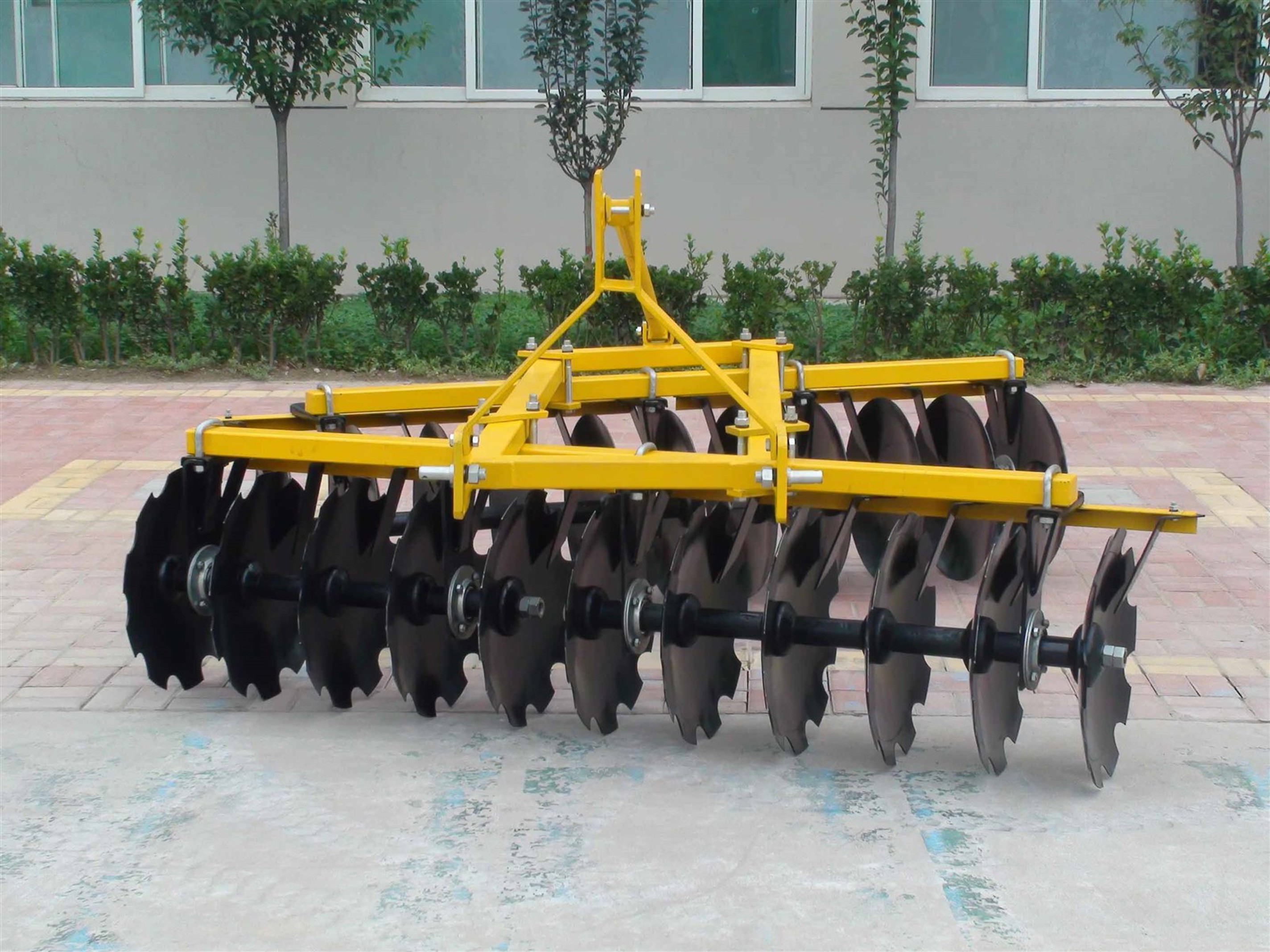 Integrated sowing-fertilizing machines keep fertilizer 5-8cm away from seeds to avoid burning. Integrated sowing-fertilizing machines keep fertilizer 5-8cm away from seeds to avoid burning.
