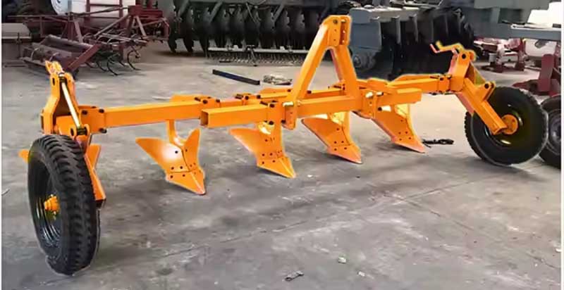 Adjust soil separation tools to reduce tuber adhesion and ensure clean collection, with operation speed at 3-6km/h. Adjust soil separation tools to reduce tuber adhesion and ensure clean collection, with operation speed at 3-6km/h.